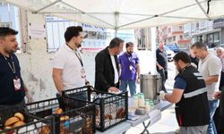 Pursaklar Belediyesi'nden YKS'ye giren adaylara ve ailelerine çay eşliğinde simit ve poğaça