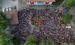 Sakaryalılar kırmızı beyazları giyip dev ekranda milli takım heyecanı yaşadı