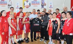 Sultangazi Belediye Başkanı Dursun, Down Sendromlular Basketbol Milli Takımı ile buluştu