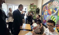 Vali Yılmaz, hastanede tedavi gören öğrencilerin karne heyecanına ortak oldu