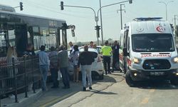 Adapazarı’nda Metrobüs yoluna giren otomobil faciaya davetiye çıkardı: 1 yaralı!