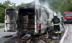 Seyir halindeki minibüs alev aldı!
