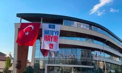 Sakarya'da NATO Zirvesi Öncesi Dikkat Çeken Pankart: Saadet Partisi İl Başkanlığına "NATO'ya Hayır" Afişi Asıldı
