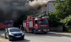 İki katlı binanın çatısında yangın paniği