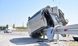 Adapazarı’nda feci kaza: Otomobil bariyerlere saplandı