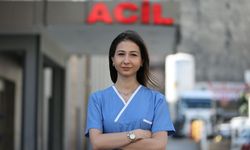 Kazada yaralanan yayaya sedyede kalp masajı yapan paramediğin zamana karşı mücadelesi takdir topladı