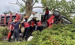 Sakarya'da devrilen çekicide sıkışan sürücü itfaiye ekiplerince kurtarıldı