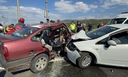 Sakarya'da iki otomobilin çarpıştığı kazada 7 kişi yaralandı