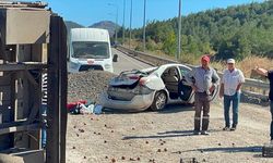 Sakarya'da kamyonun otomobilin üzerine devrilmesi sonucu 6 kişi yaralandı