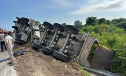 Sakarya'da otomobille çarpışan tır devrildi