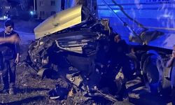 Ağaca çarpan otomobil ikiye bölündü, sürücü hafif sıyrıklarla kurtuldu