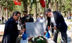 Burhaniye de Şehitlikler ziyaret edildi