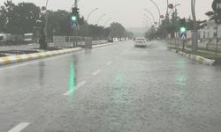 Edirne'de sağanak yağış yolları göle çevirdi