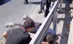 Esenler'de virajı alamayan motosiklet bariyerlere çarparak devrildi: 1 yaralı