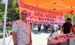 Karaman'da 11 yıllık evliliği sona eren gurbetçi, lokma dağıtarak boşanmasını kutladı