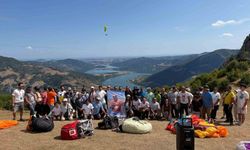 Kazada hayatını kaybeden paraşüt pilotu Bayram Kurt gökyüzünde anıldı
