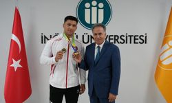 Milli Güreşçi Emir Ömer Bozbağ, Rektör Akpolat'ı ziyaret etti