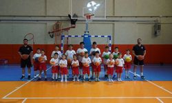 Yaz spor okullarında yüzlerce çocuk keyifli vakit geçiriyor