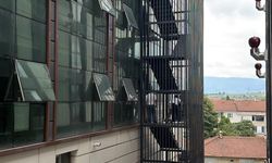 Hendek’te "Gecekondu" usulü yangın merdiveni!