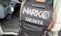 Sakarya’da uyuşturucu sevkiyatına geçit yok: Otobanda kıskıvrak yakalandılar!