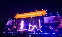 Konser başlamadan yer kalmadı! Demet Akalın'a Sakarya'dan büyük ilgi