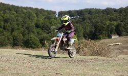 Kategorisindeki tek kız motokrosçu 7 yaşındaki Minel Yade parkurların tozunu attırıyor