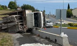 Rampadan inerken kontrolden çıkan kamyon bariyere çarpıp yan yattı