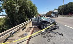 Tıra arkadan çarpan otomobilin tavanı koptu: Uzman onbaşı hayatını kaybetti