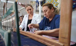 Aile yadigarlarıyla yola çıkan kilim ustası, dokumacılığı nesillere aktarıyor
