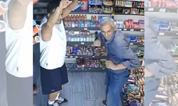 Markette kendini müziğin ritmine kaptıran müşteri ve esnaf kamerada