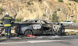 Bilecik'te bariyerlere çarparak alev alan otomobildeki 3 kişi yaralandı