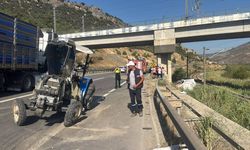 Tır, traktöre çarptı:2 yaralı