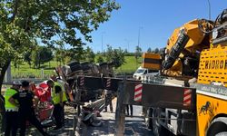 Çekmeköy'de devrilen beton mikserinin sürücüsü yaralandı