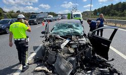 Çekmeköy'de kamyonete çarpan otomobildeki 2 kişi yaralandı