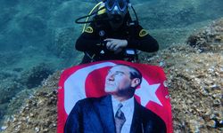 Dalgıçlar, Balıkesir'de 30 Ağustos Zafer Bayramı'nı su altında bayrak açarak kutladı