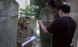 Mezar taşlarına kazınan tarih kayıt altına alınıyor