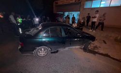 Sakarya'da alkollü sürücünün otomobille çarptığı anne ve iki çocuğu yaralandı