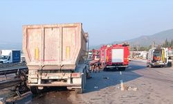Sakarya'da bariyere çarpan tırdaki 1 kişi öldü, 1 kişi yaralandı