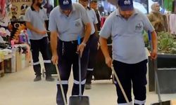 Antakya Belediyesi Uzun Çarşı'da temizlik çalışması gerçekleştirdi