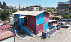 Ataları geçmişte Hatay'a yerleşen Trabzonlu muhtar Trabzonspor sevgisini bordo mavi renklerle yaşatıyor