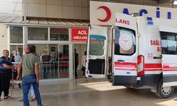 Devrilen traktörün altında kalan muhtar ağır yaralandı
