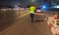 Direksiyon hakimiyetini kaybeden motosiklet sürücüsü hastanelik oldu