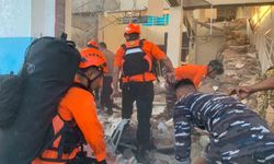 Endonezya'da 7.7 büyüklüğünde deprem: 20 ölü
