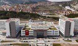Kütahya Şehir Hastanesi'nde 76 yaşındaki kanser hastasına genel anestezisiz ameliyat
