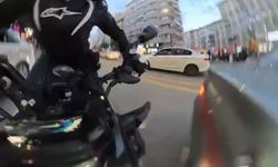 Motosiklet sürücüsü otomobile çarparak takla attı, o anlar kameraya yansıdı