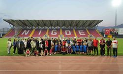 Niğde'de sağlıklı yaşam için 7'den 70'e herkes stadyumda buluşuyor