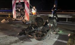 Otoyolda ikaz römorkuna çarpan motosikletli feci şekilde can verdi!