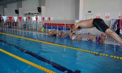 Yüzme havuzunda geleceğin sporcuları yetişiyor