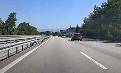 Otoyolda seyreden aracın tamponu koptu: O anlar kamerada