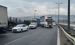 Anadolu Otoyolu'nun Kocaeli kesiminde bariyere çarpan tır ulaşımı aksattı